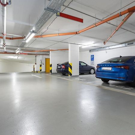 Yellow Apartment With Parking Praga Exterior foto