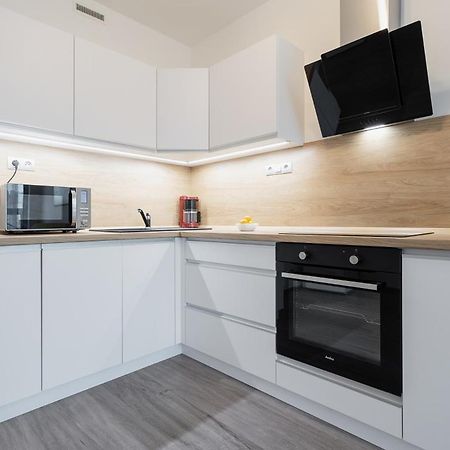 Yellow Apartment With Parking Praga Exterior foto