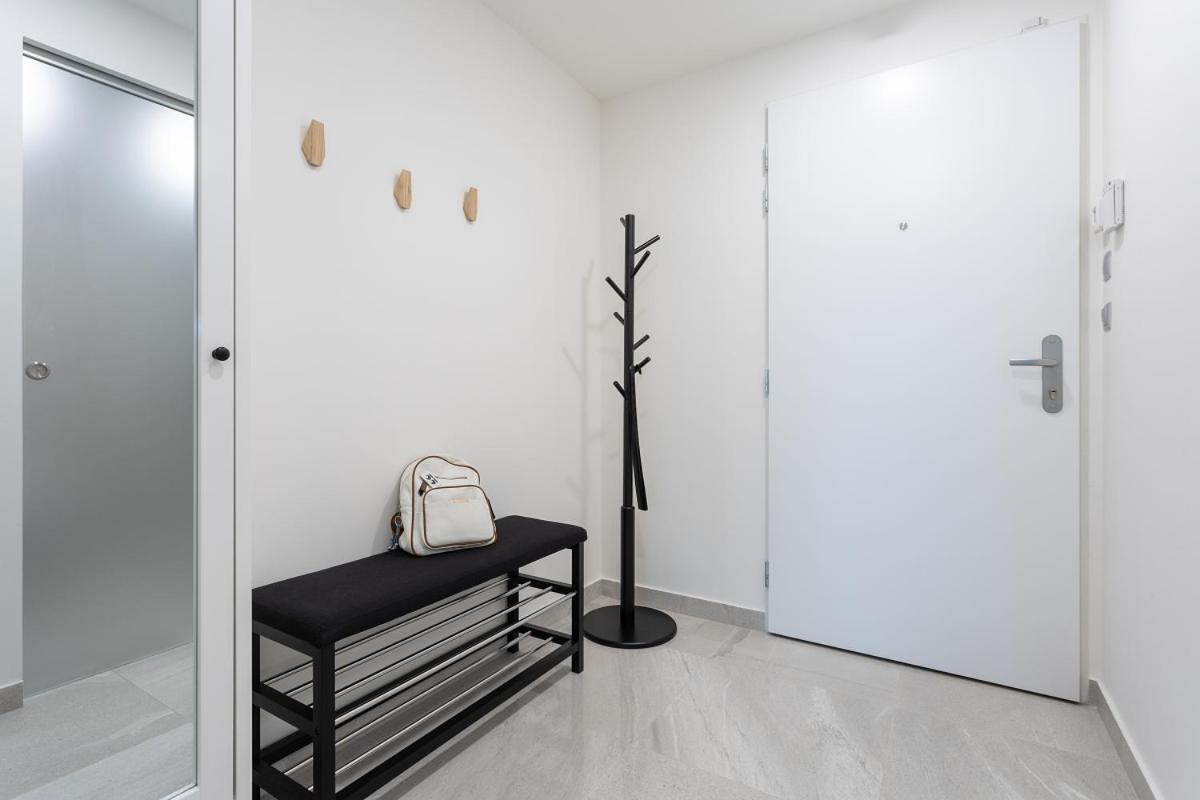 Yellow Apartment With Parking Praga Exterior foto