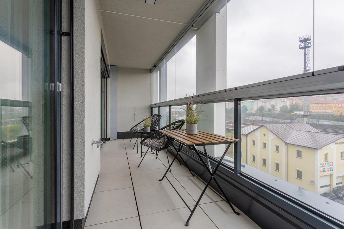 Yellow Apartment With Parking Praga Exterior foto